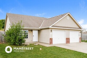 201 Palmer Ct in Pleasant Hill, MO - Foto de edificio - Building Photo