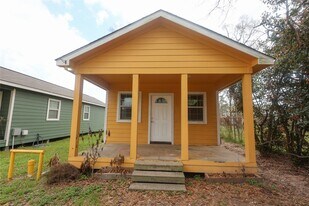 23091 S Wildwood Dr in Porter, TX - Building Photo