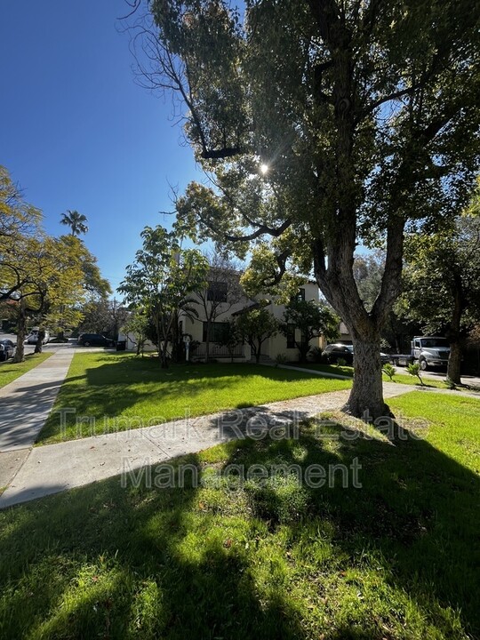 536 Grove Pl in Glendale, CA - Foto de edificio