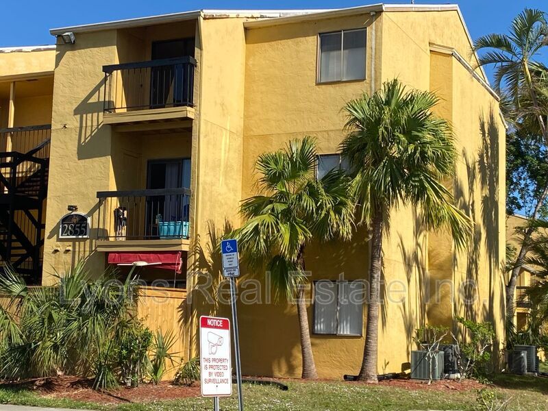2855 Winkler Ave in Ft. Myers, FL - Building Photo