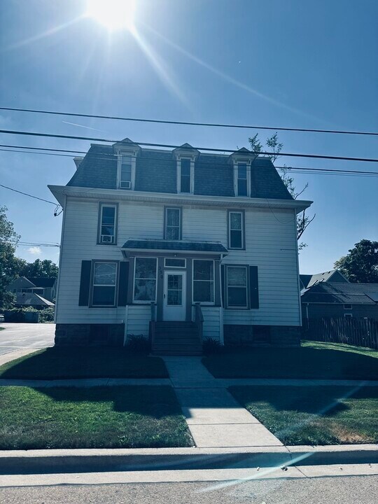 330 W Sycamore St in Sycamore, IL - Building Photo