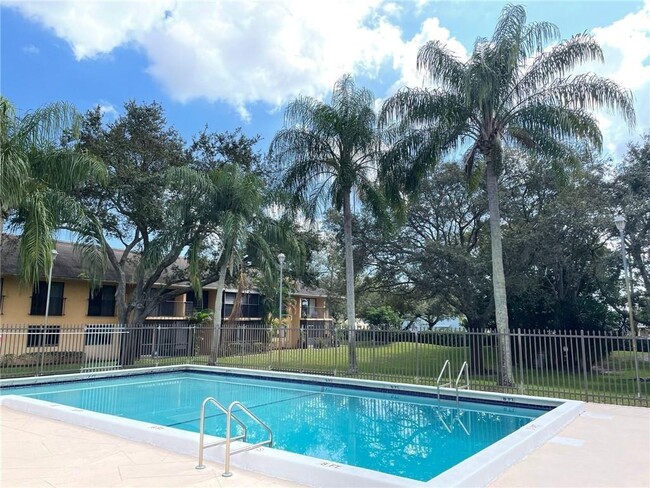 5855 Washington St, Unit 91 in Hollywood, FL - Foto de edificio - Building Photo