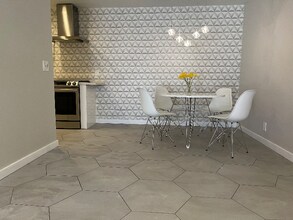 2825 N Los Felices Rd in Palm Springs, CA - Foto de edificio - Building Photo