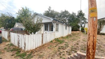 577 NW T St in Winston, OR - Building Photo