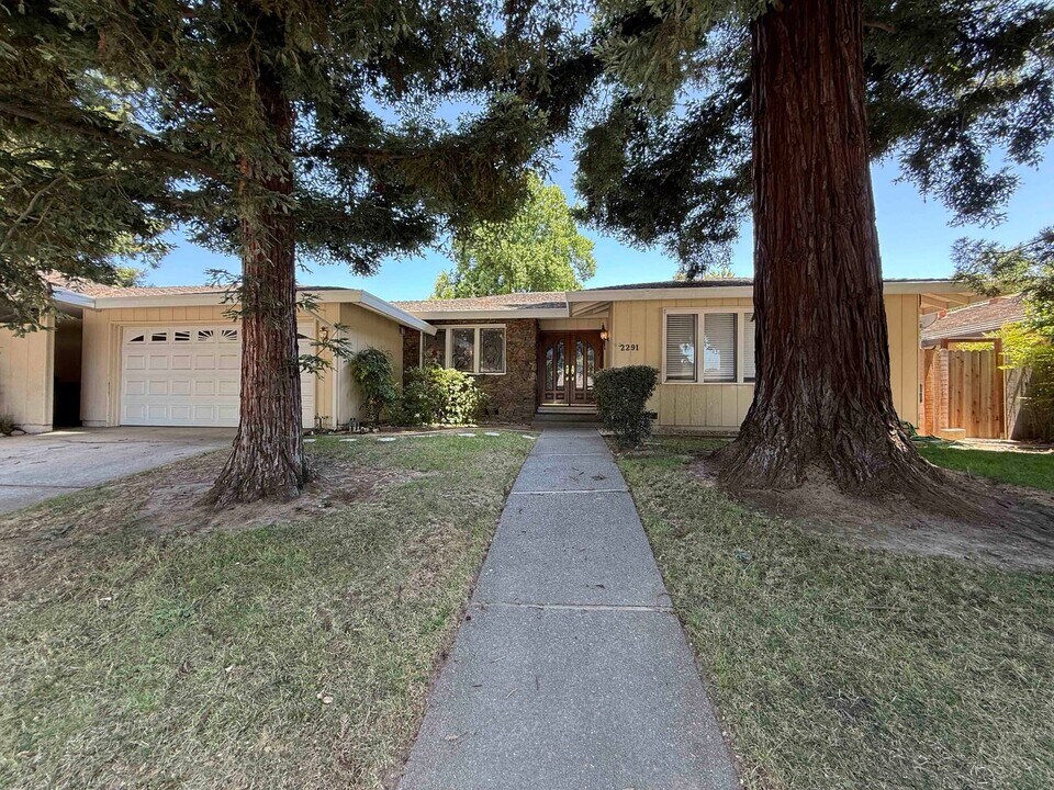 2291 University Ave in Sacramento, CA - Building Photo