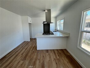 924 E Lanzit Ave in Los Angeles, CA - Foto de edificio - Building Photo