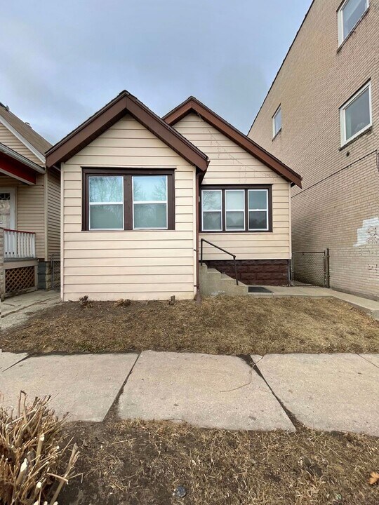 422 E Locust St in Milwaukee, WI - Building Photo