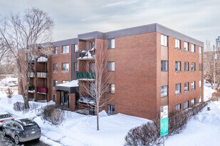 680 Laval Boul in Laval, QC - Building Photo