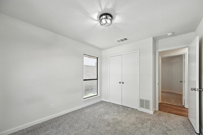 4901 Tree Top Ln in Garland, TX - Foto de edificio - Building Photo