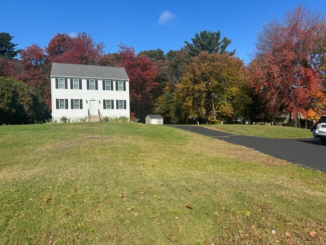 950 S Main St in Bellingham, MA - Building Photo - Building Photo