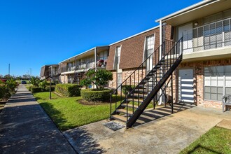 Carriage Park Apartments in Groves, TX - Foto de edificio - Building Photo