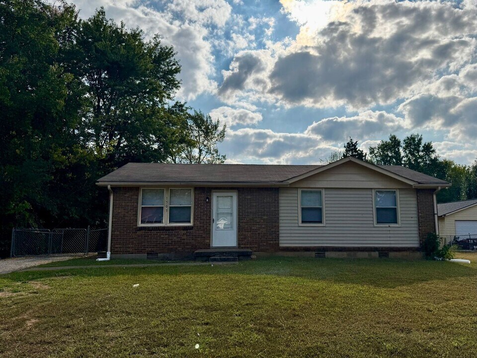 1505 Nichols Dr in Clarksville, TN - Building Photo