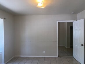 322 Jean St in San Antonio, TX - Foto de edificio - Building Photo