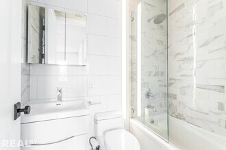 56 Frost St in Brooklyn, NY - Foto de edificio - Building Photo