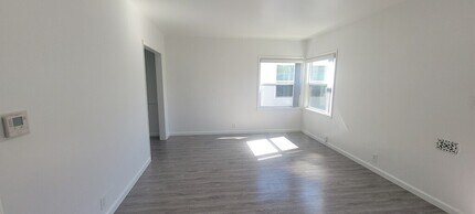 432 N Glenwood Pl in Burbank, CA - Foto de edificio - Building Photo