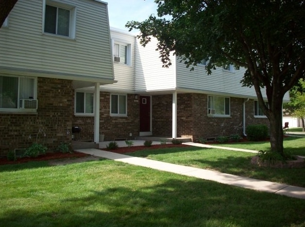 Primrose Apartments in Neenah, WI - Foto de edificio