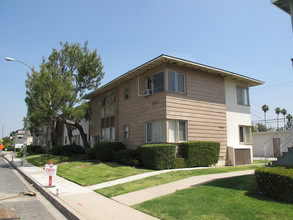 Lakewood Garden Apartments in Long Beach, CA - Building Photo - Building Photo