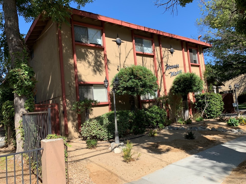 Warner Manor in Pasadena, CA - Building Photo