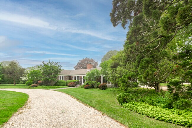 49 Georgica Rd in East Hampton, NY - Building Photo - Building Photo