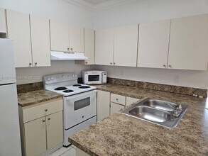 18324 NW 68th Ave, Unit M in Hialeah, FL - Building Photo - Building Photo