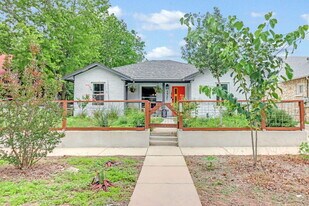 1721 W Mistletoe Ave in San Antonio, TX - Building Photo