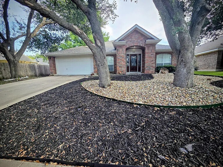 9018 Martha's Dr in Austin, TX - Foto de edificio