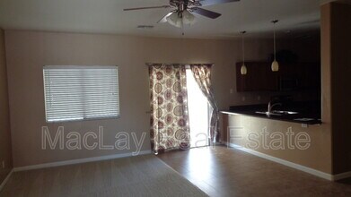 7038 W Mercer Ln in Peoria, AZ - Foto de edificio - Building Photo