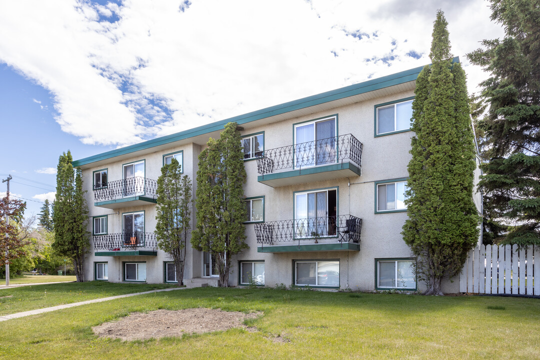 Westwood Manor in Red Deer, AB - Building Photo