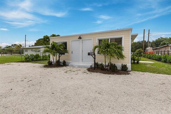 5931 SW 64th St in South Miami, FL - Building Photo - Building Photo