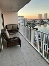 400 Golden Isles Dr in Hallandale Beach, FL - Foto de edificio - Building Photo