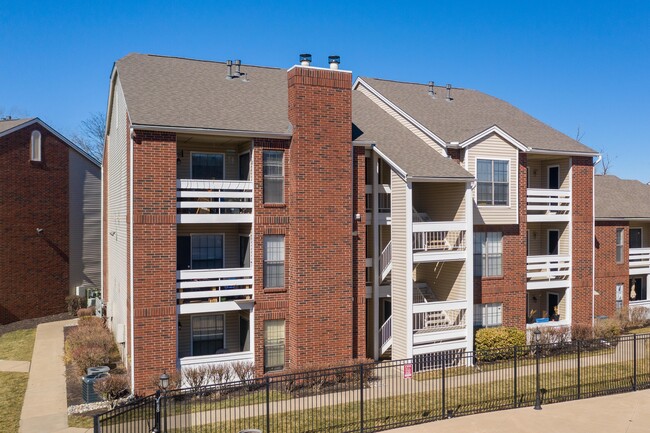 Silverwood Apartments in Mission, KS - Foto de edificio - Building Photo