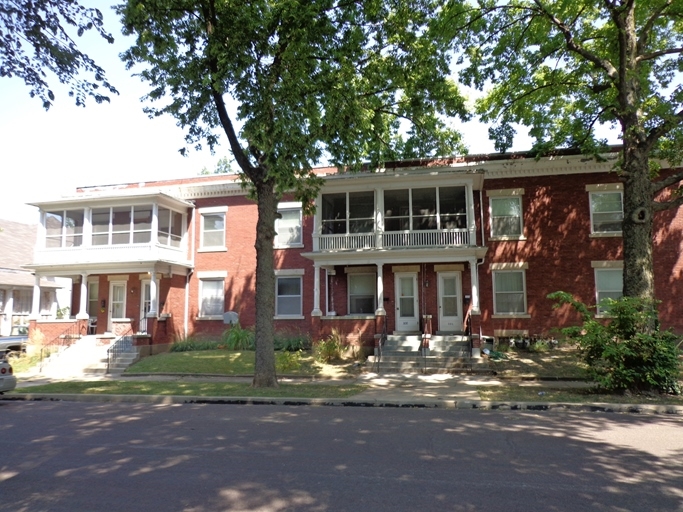 302 W 6th St in Sedalia, MO - Foto de edificio