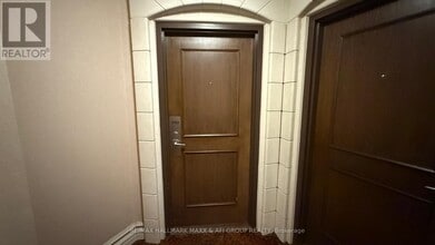 7 Lorraine Dr in Toronto, ON - Building Photo - Building Photo