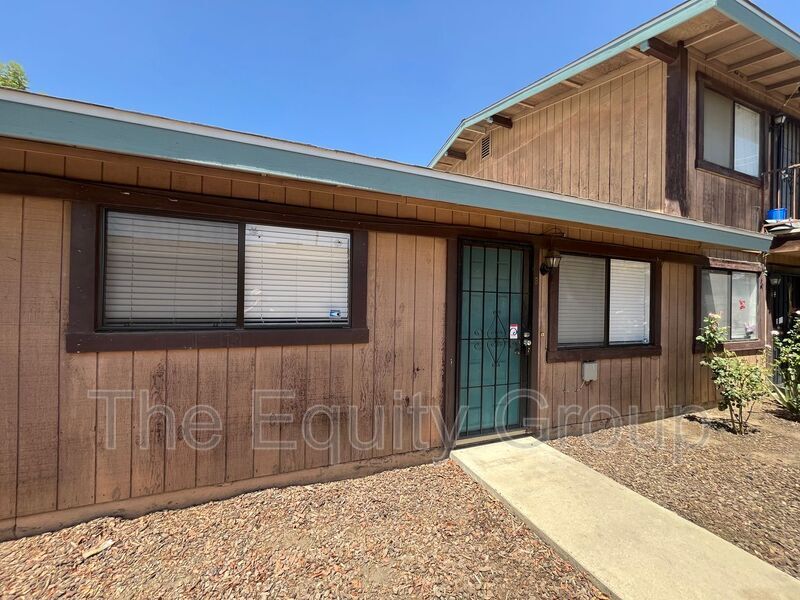 806 S Court St in Visalia, CA - Building Photo
