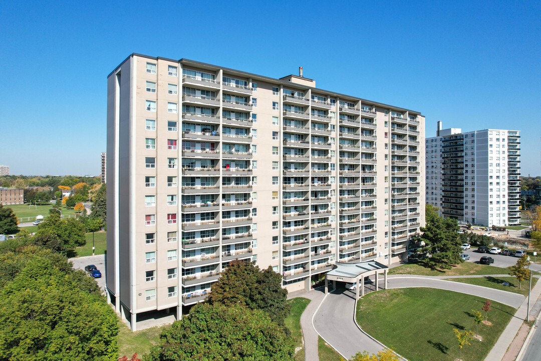 2775 Apartments in Toronto, ON - Building Photo