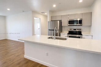 1950 Fletcher St, Unit 303 in Hollywood, FL - Building Photo - Building Photo