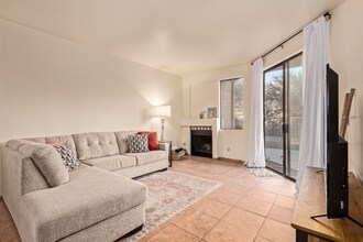 5675 N Camino Esplendora in Tucson, AZ - Building Photo - Building Photo