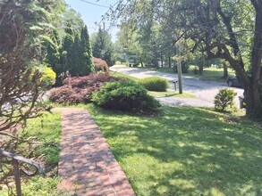 24 Wallace Dr in Chestnut Ridge, NY - Building Photo - Building Photo