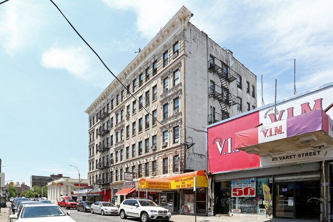 66 Graham Ave in Brooklyn, NY - Foto de edificio - Building Photo