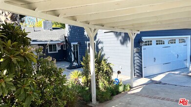 22111 Independencia St in Los Angeles, CA - Building Photo - Building Photo