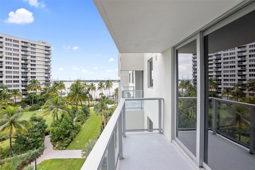 1500 Bay Rd, Unit N-0721 in Miami Beach, FL - Building Photo