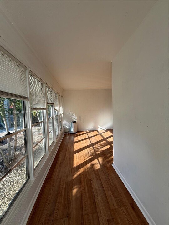 125 SW 1st Ave in Hallandale Beach, FL - Building Photo