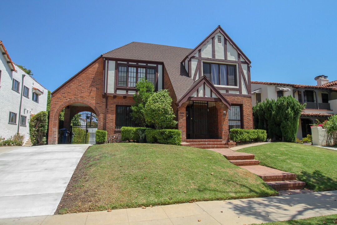 446 N Orange Dr in Los Angeles, CA - Building Photo
