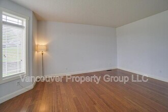 1211 W F Pl in La Center, WA - Building Photo - Building Photo