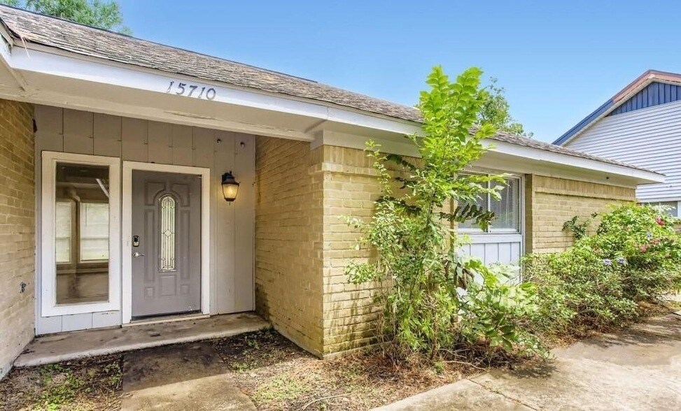 15710 Sandy Hill Dr in Houston, TX - Building Photo