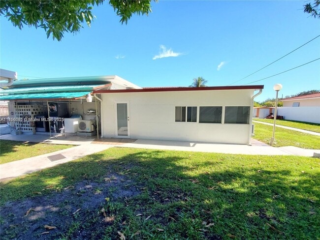 140 Iroquois St in Miami Springs, FL - Building Photo - Building Photo