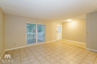 14701 Laurel Lake Ln in Lutz, FL - Building Photo - Building Photo