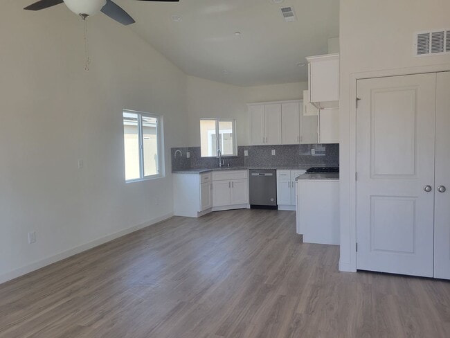 8500 Grandy St in Bakersfield, CA - Building Photo - Building Photo