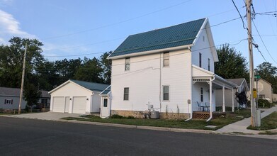 10988 Ridge St, Unit APT #2 in Blue Mounds, WI - Foto de edificio - Building Photo