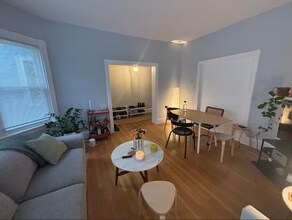 1537 Cambridge St, Unit 1 in Cambridge, MA - Foto de edificio - Building Photo